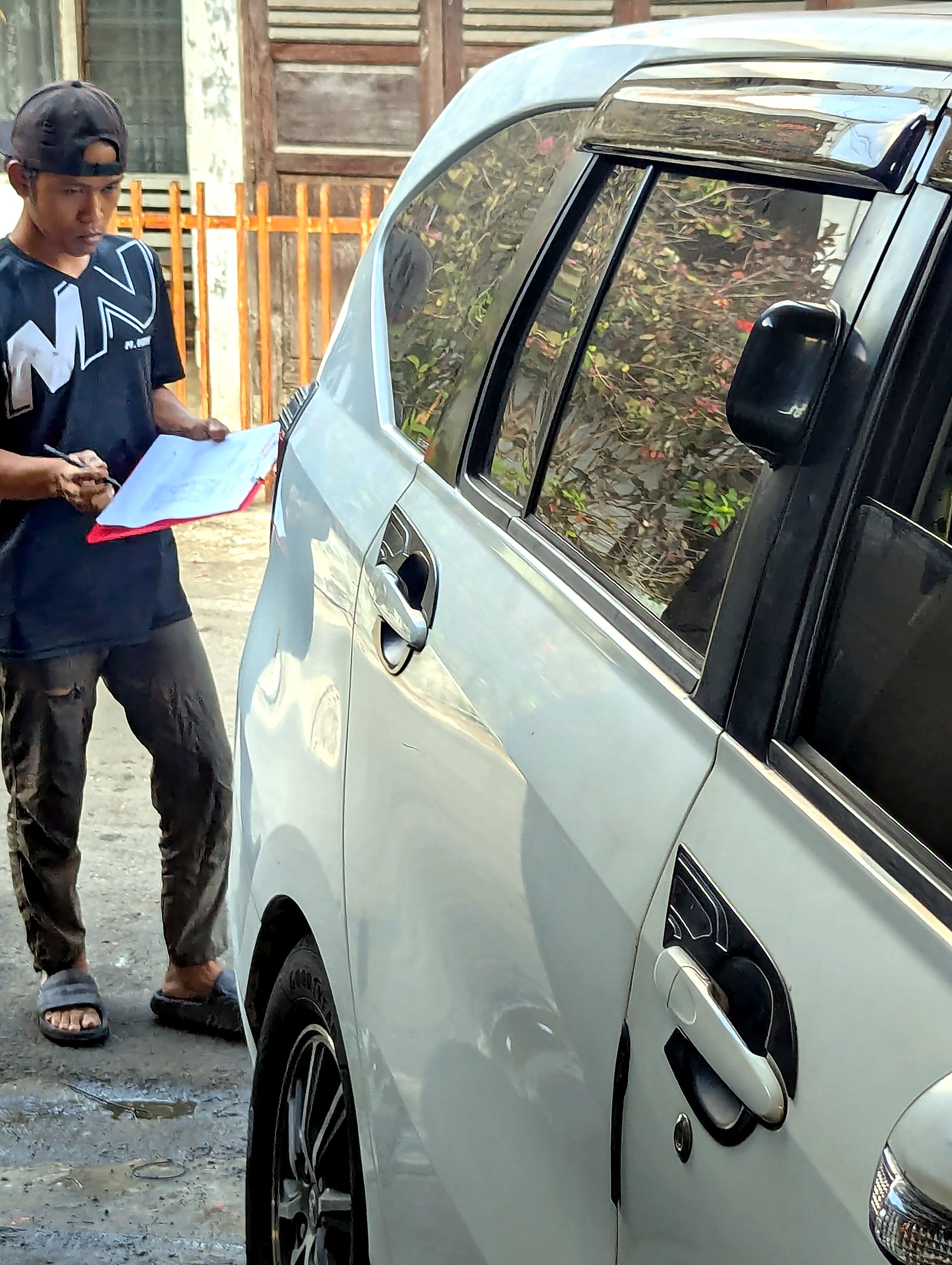 Teknisi Nugroho Motor memeriksa kondisi mobil pelanggan