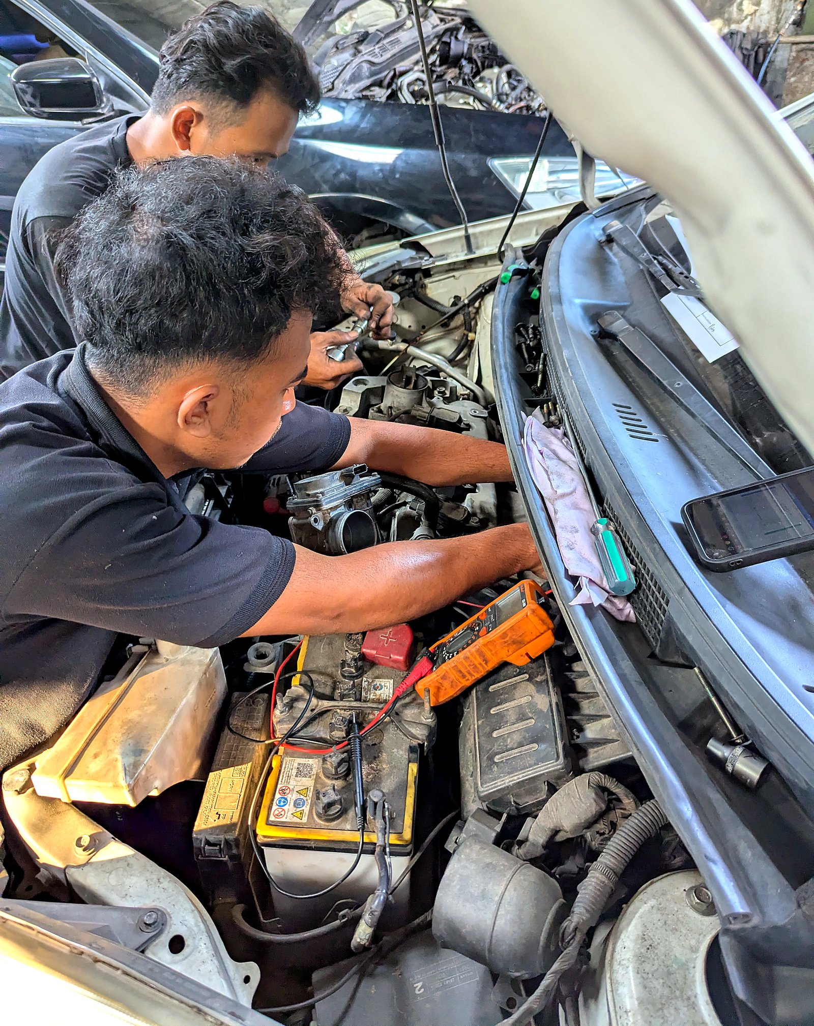 Teknisi Nugroho Motor memeriksa kelistrikan mesin mobil